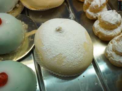 Tetta delle monache � Prodotti tipicamente nell�Alta Murgia, devono la loro forma particolare, cos� come il loro nome, a una leggenda che ci riporta nell�antico convento di Santa Chiara di Altamura. Qui infatti una monaca commise un errore durante la preparazione del pan di spagna che cos� assunse, dopo la cottura, una sagoma leggermente appuntita somigliante appunto a quella di un piccolo seno femminile